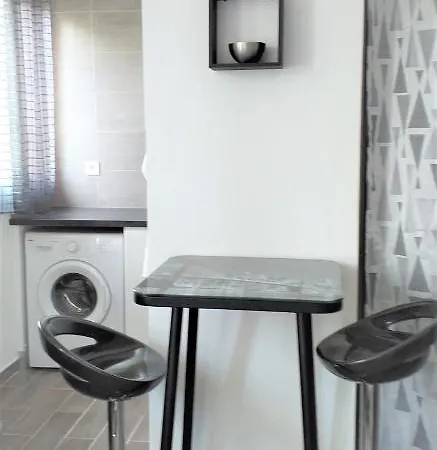 Apartment Location Agreable Et Idealement Situee A Frejus
